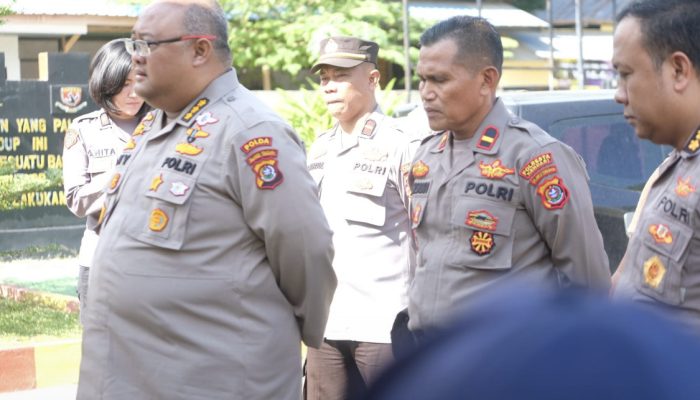 Kunjungi Polsek Soropia, Karo SDM Polda Sultra Motivasi Anak Pesisir Suku Bajo Ikuti Penerimaan Polri