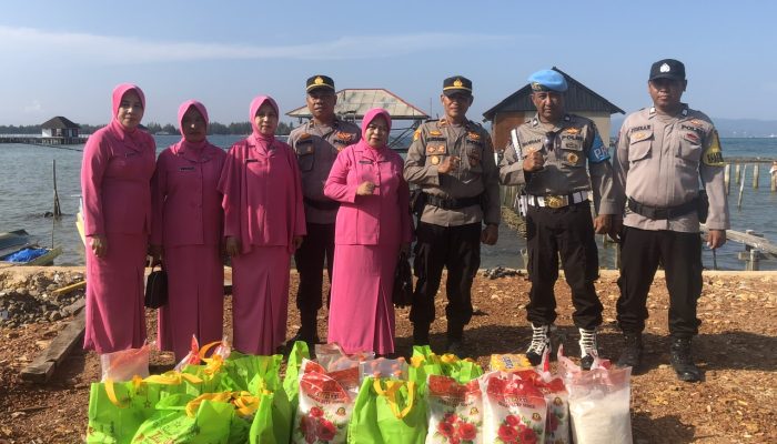 Peduli Sesama, Polsek Soropia dan Bhayangkari Bagikan Puluhan Paket Sembako ke Warga Pesisir