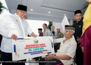 Gubernur Sultra Serahkan BLT Kepada Lansia di Baubau