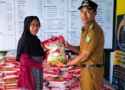 Peduli Sesama, Pemdes Tanggodipo Konawe Salurkan Bantuan Beras