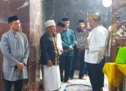 Safari Ramadhan di Masjid Nuruh Falah, PJ Wali Kota kendari Serahkan Sejumlah Bantuan