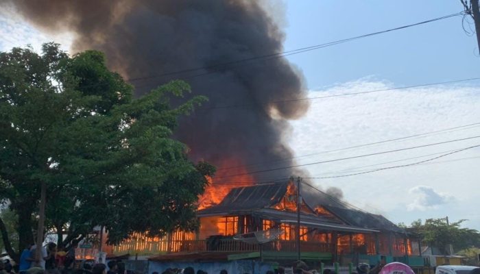 Si Jago Merah Lahap Pemukiman di Kolaka, 8 Rumah Warga Dilaporkan Hangus Terbakar