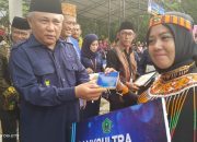 Bupati Konawe KSK Serahkan Penghargaan kepada Guru dan Kepsesk Berdedikasi