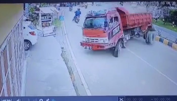 Akibat Rem Blong, Dumb Truk Merah di Kolaka Tabrak Kios Warga