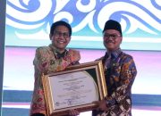Bupati Surunuddin Terima Lencana Bakti Transmigrasi dan Piagam Penghargaan dari Kemendes PDTT RI