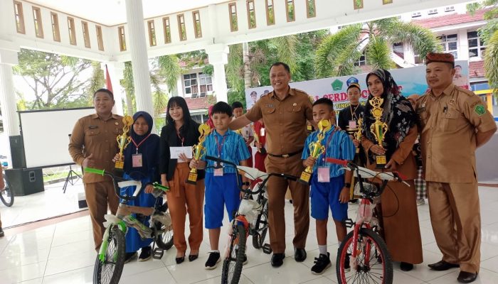 Cerdas Cermat Tingkat SD dan SMP se-Kabupaten Konawe Sukses Terselenggara, Para Juara Terima Uang Pembinaan