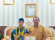 Kades Watumelomba di Bombana Raih Penghargaan di Ajang Paralegal Justice Award