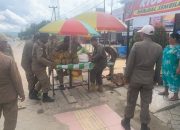 Satpol PP Kota Kendari Tindak Masyarakat yang Berjualan di Bahu Jalan