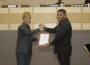 Pemkot Kendari Serahkan Raperda Pertanggungjawaban APBD 2022 ke DPRD