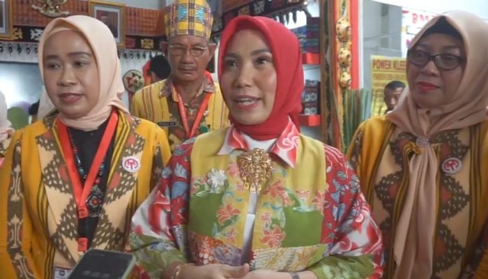 Ketua DWP Dirjen Polpum Kemendagri Sebut Tenun Kendari Siap Bersaing Kancah Nasional