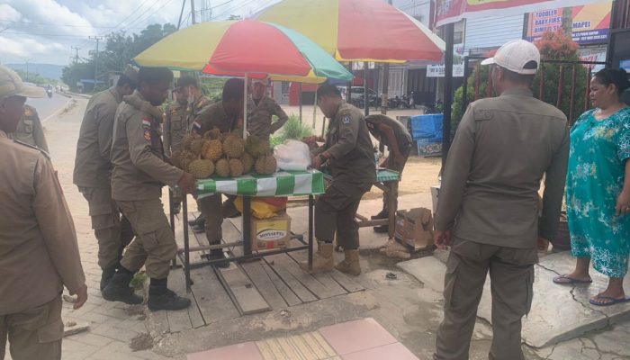 Satpol PP Kendari Tertibkan Masyarakat yang Jualan di Bahu Jalan