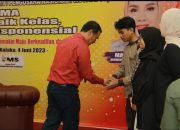 Andi Amran Sulaiman Beri Beasiswa Mahasiswa Yatim Piatu di Kolaka dan Dua Unit Ambulance di Konawe Utara