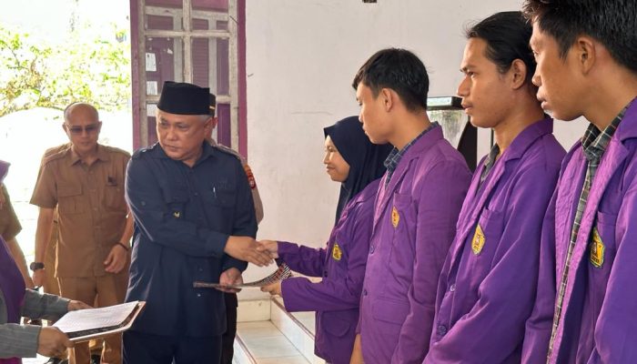 Bupati Konawe Serahkan Bantuan Beasiswa Rp250 Juta untuk 100 Mahasiswa Unilaki