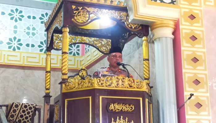 Bertindak sebagai Khatib Salat Jumat, Wakapolres Buton Ajak Masyarakat Jaga Kamtibmas