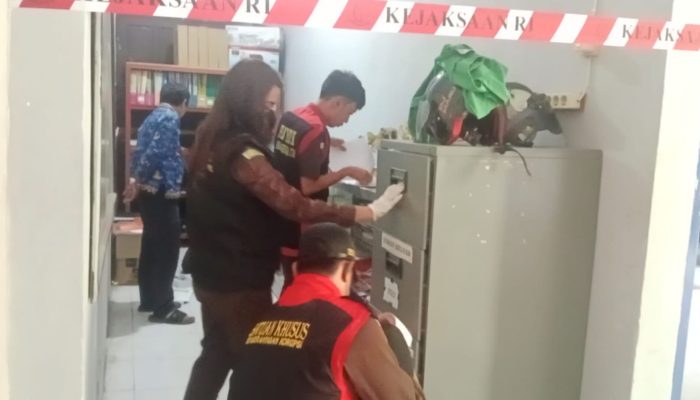 Dugaan Korupsi Proyek Lahan Bandara Kodeoha, Kejari Geledah Kantor Dishub Kolut