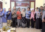 Pemkot Kendari Bersama KIM Kelurahan Watulondo Kunjungi Pelaku UMKM “Baruasa Membiri” di Kecamatan Puuwatu