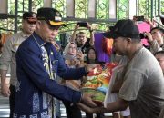 Pj Wali Kota Kendari Serahkan Bantuan kepada Warga Korban Tanah Longsor di Kecamatan Mandonga