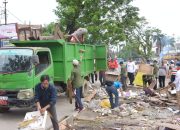 DLHK Kota Kendari Kerahkan Armada Bersihkan Puing-puing Lapak di Kawasan Kali Kadia