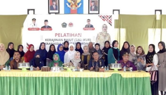 Tingkatkan Kemampuan Pengrajin untuk Berinovasi, Dekranasda Konawe Latih Warga Puriala Rajut Tali Kur