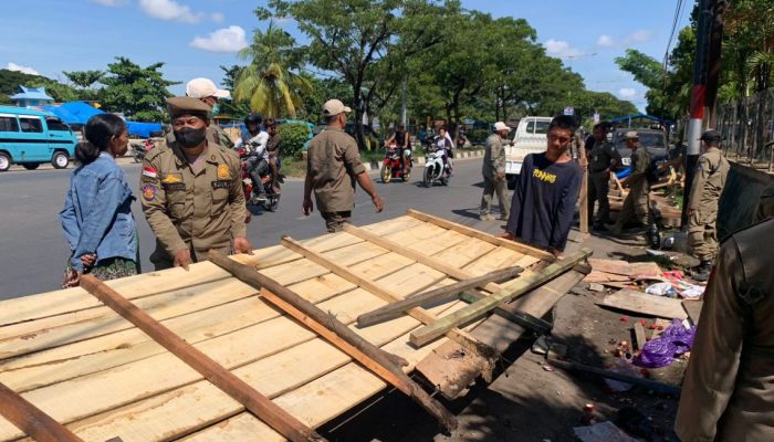 Ganggu Arus Lalu Lintas, Puluhan Lapak Pedagang Depan Pasar Sentral Kendari Dibongkar
