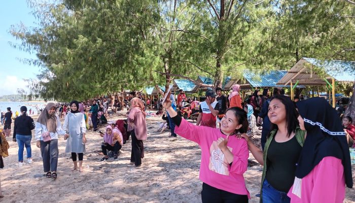 Libur Idul Adha 1444 Hijriah, Wisatawan Padati Pantai Toronipa Konawe