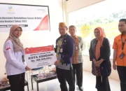 Pj Wali Kota Serahkan Bantuan Atensi kepada 72 Warga Kota Kendari