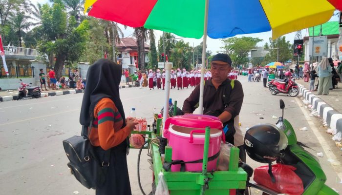 Meriahnya Gerak Jalan HUT RI ke-78 Membawa Berkah Bagi Pedagang di Kendari