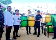 DLHK Kota Kendari Serahkan Alat Kebersihan kepada Camat