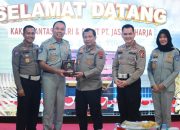 Kakorlantas Polri dan Jasa Raharja Lakukan Kunjungan ke Polda Jatim Bahas Tentang Pelayanan Samsat