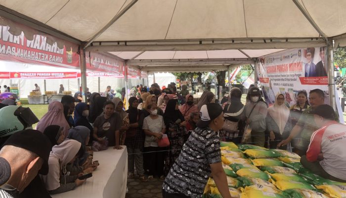 Masyarakat Serbu Pasar Murah BI Sultra di Korem 143/HO