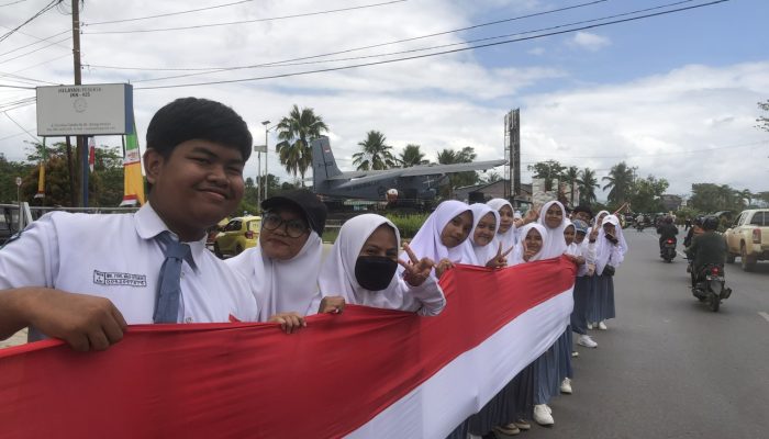 Semarak HUT RI ke-78, 17 Ribu Pelajar di Sulawesi Tenggara Bentangkan Bendera Merah Putih 17 Km