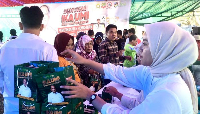 IKA UMI Sultra Gelar Baksos di Desa Taipa, Bagikan Ribuan Kacamata Baca Gratis