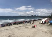 Semarak HUT RI ke-78, Pemkab Konut Bentangkan Bendera Merah Putih 7,8 Km di Pantai Taipa