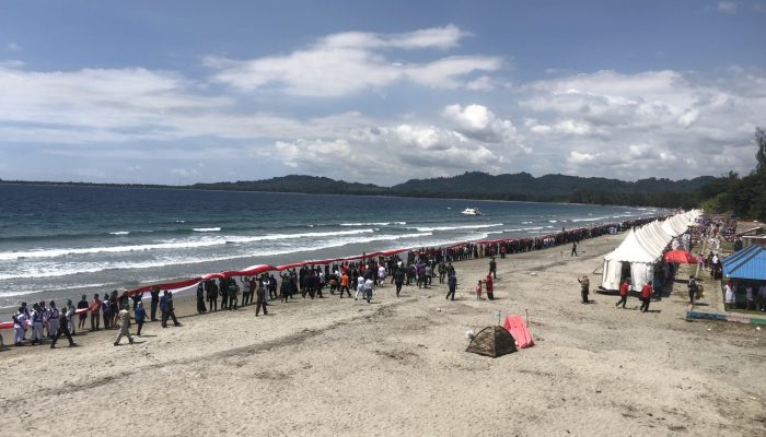 Semarak HUT RI ke-78, Pemkab Konut Bentangkan Bendera Merah Putih 7,8 Km di Pantai Taipa