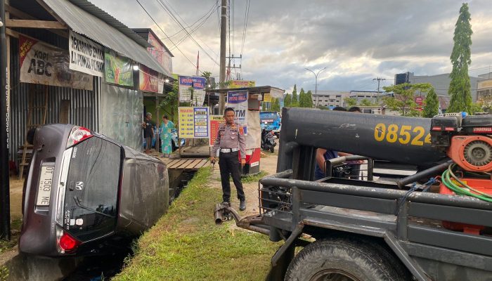 Ngebut, Mobil Brio di Kendari Tabrak Rumah Makan Padang Lalu Masuk Got