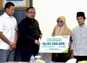 Menag Yaqut Serahkan Santunan BPJS Ketenagakerjaan 183 Juta Untuk Petugas Haji Meninggal Saat Tugas