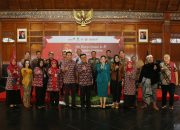 BKKBN Berikan Penghargaan Manggala Karya Kencana kepada Wali Kota Surakarta