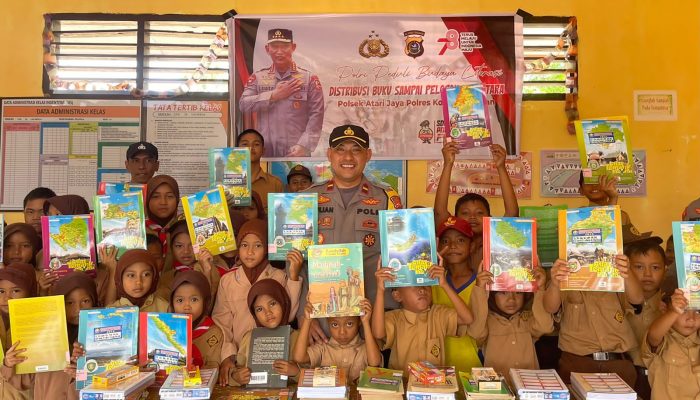 Polsek Atari Jaya Bagikan Buku Baca dan Alat Tulis di SDN 16 Lalembuu