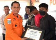 Pemkot Kendari Bersama Basarnas Kendari Serahkan Penghargaan Kepada Nelayan