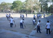 Songsong HUT TNI, Lanal Kendari Bersih-Bersih di Kawasan Tugu MTQ 