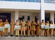 Pj Wali Kota Kendari Berikan Penghargaan kepada Dua Kadis yang Memasuki Masa Pensiun
