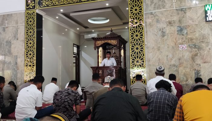 Presma UHO Kendari Bawakan Kutbah Jumat di Masjid Al-Amin Polda Sultra