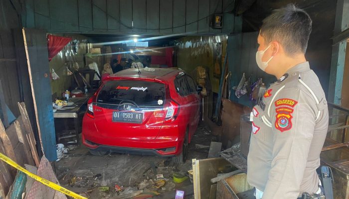 Sopir Hilang Kendali, Honda Jazz di Kendari Tabrak Motor dan 2 Warung Makan Warga