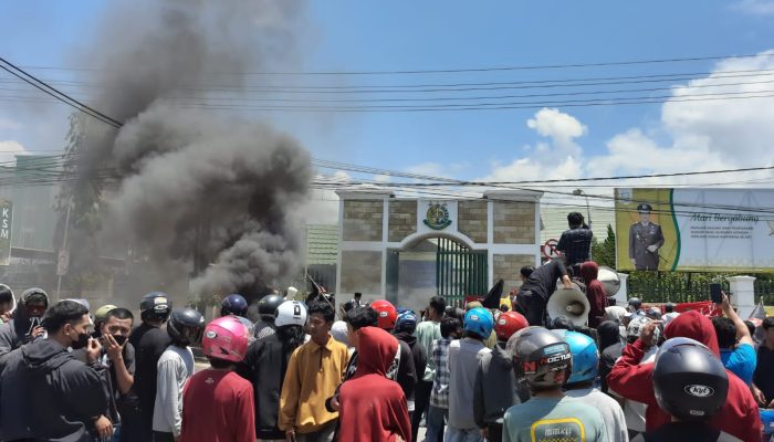 Dugaan Korupsi Pertambangan Blok Mandiodo, Ratusan Massa Aksi Desak Kejati Sultra Periksa Syahbandar Molawe