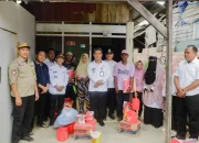 Pemkot Kendari Serahkan Bantuan kepada Korban Bencana Puting Beliung di Kelurahan Anawai