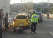 Melaju dengan Kecepatan Tinggi, Pengendara Sepeda Motor di Kendari Tabrak Mobil yang Sedang Parkir