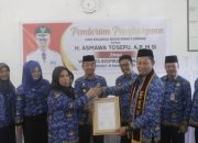 Keluarga Besar SMAN 2 Kendari Berikan Piagam Penghargaan kepada Pj Wali Kota Kendari