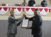 Pj Wali Kota Kendari Serahkan Raperda Perubahan APBD 2023 ke DPRD