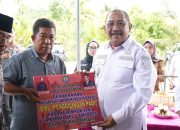Pj Bupati Bombana Serahkan Bantuan Alat dan Mesin pada Kelompok Tani