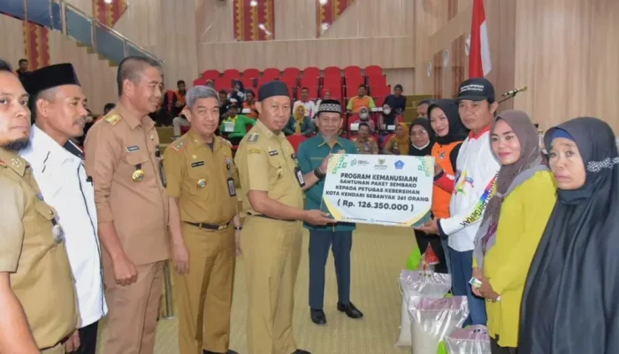 Pemkot dan Baznas Kendari Salurkan Bantuan Sembako kepada Ratusan Petugas Kebersihan